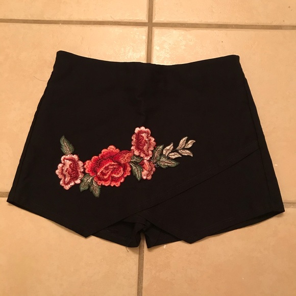 Embroidered black skort - Picture 2 of 3